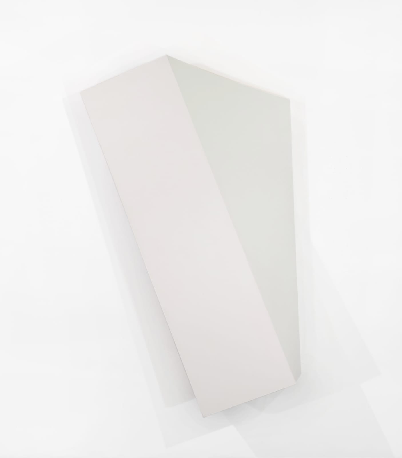 Tridimensional painting of a white rhomboid prism with a triangular side