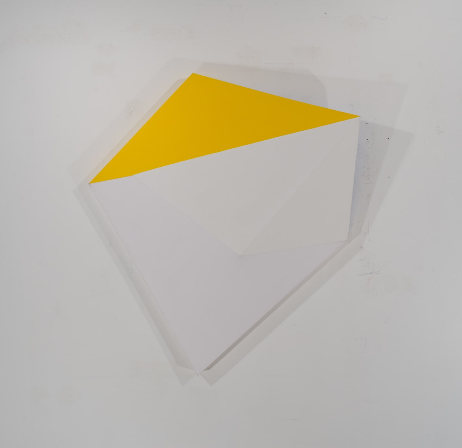 Tridimensional painting of a yellow, beige & white prism with triangular sides, looking like a cut gem