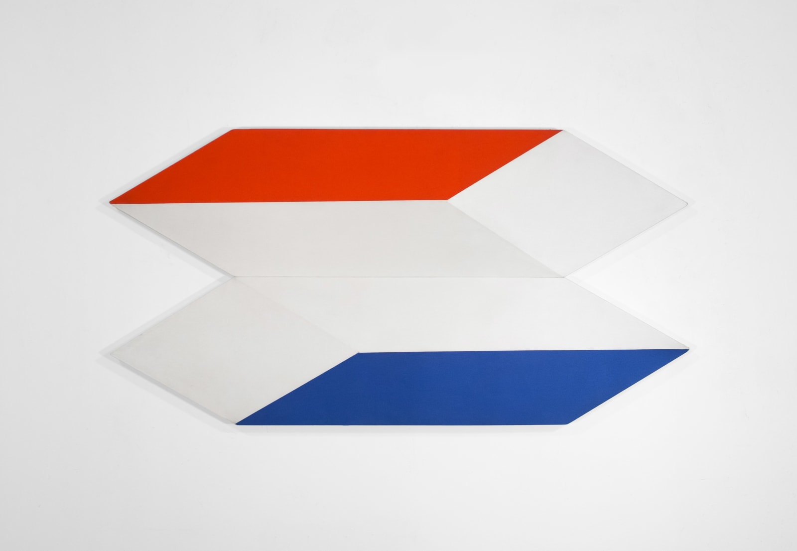 Tridimensional painting of two flattened parallelepipeds with a red side and a blue side