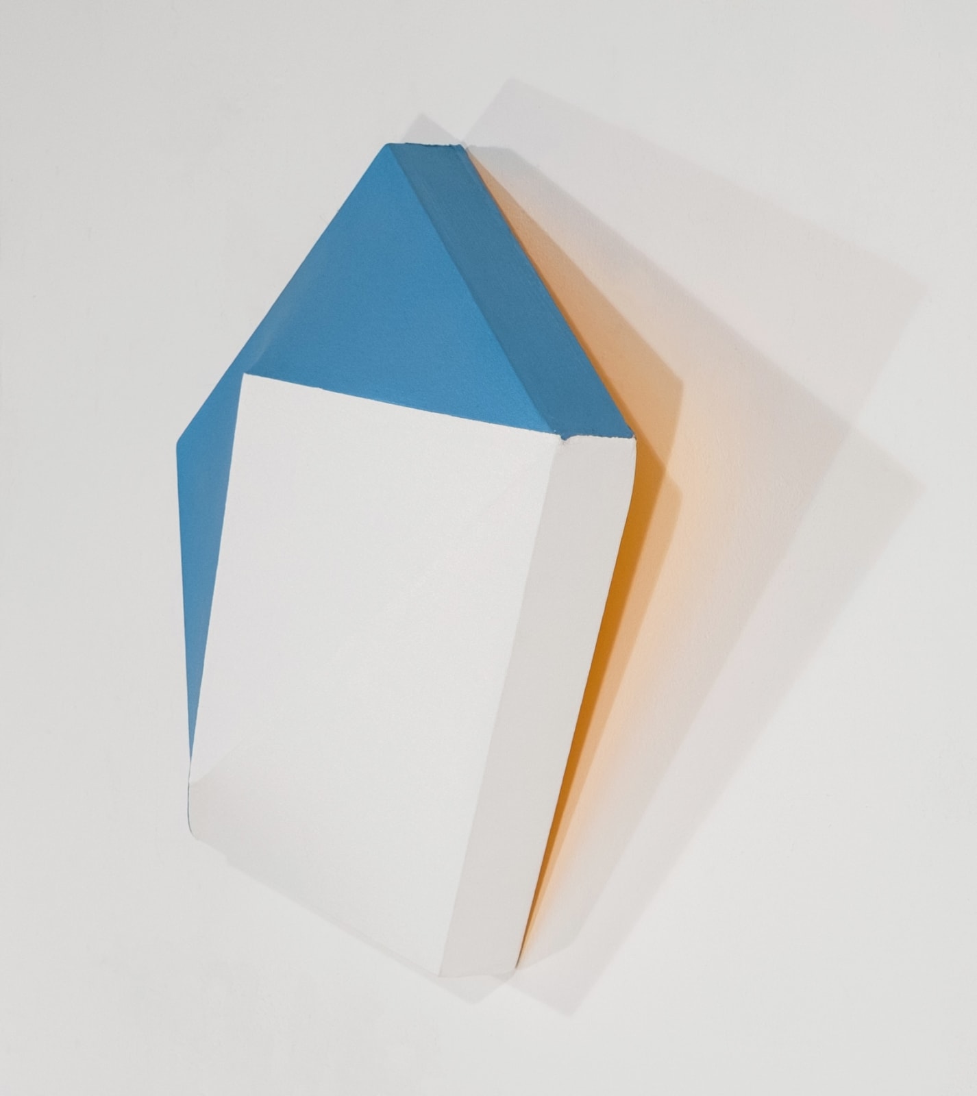 Tridimensional painting of interconnected white and blue parallelograms