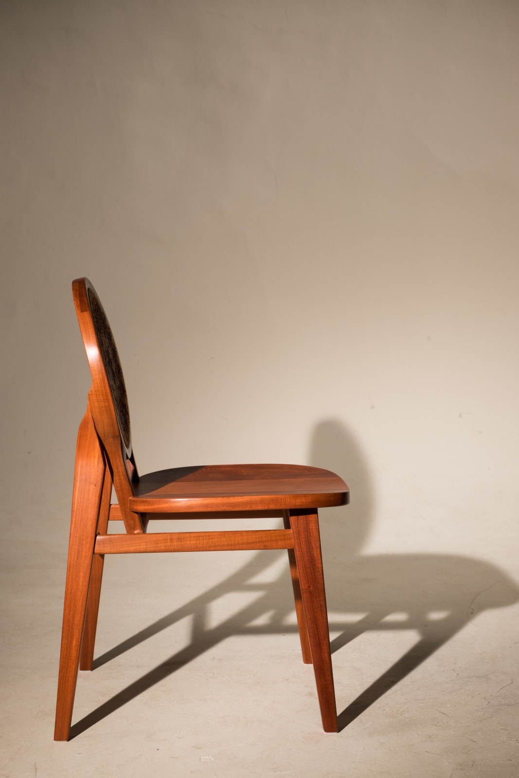 Maria Fernanda Paes de Barros, Cocar chair plain, 2019