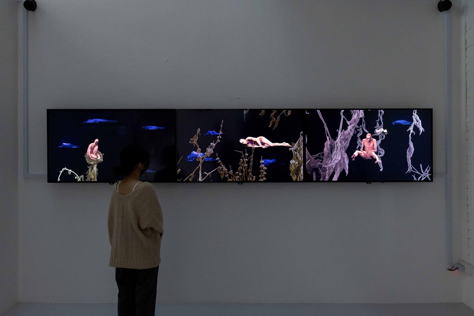 Quynh Dong, biển đen với cá vàng (black sea with goldfish), 2021