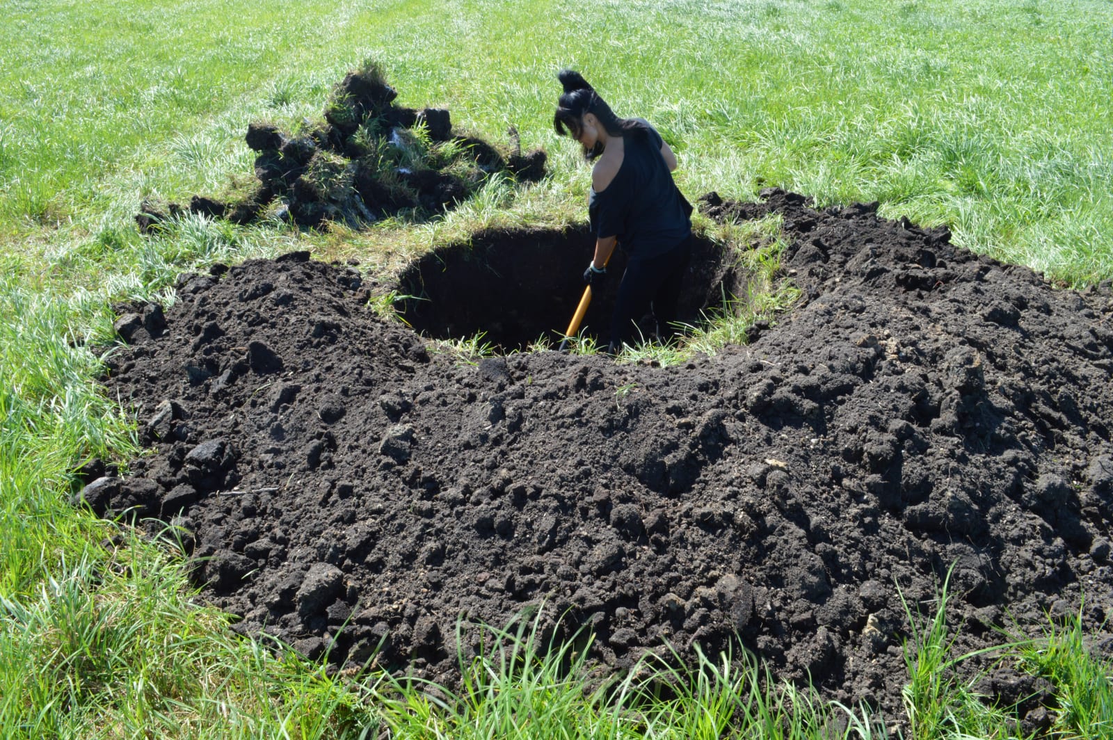 Moi Tran, Everyday Work Series - Hole Dig No. 1, 2017