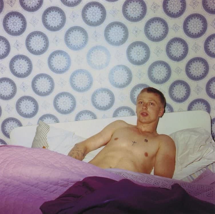 Nan Goldin, Warren in bed, London, 1978