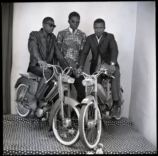 Malick Sidibé, Les trois amis avec motos, 1975