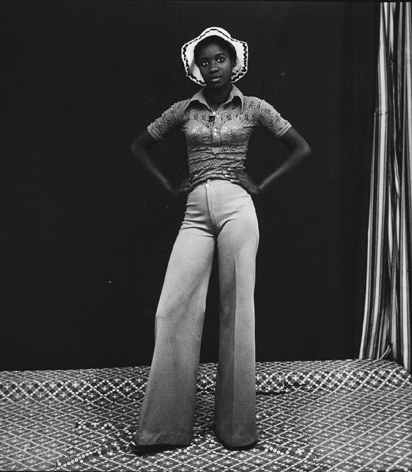 Malick Sidibé, Melle Néné en pantalon patte d’éléphant, 1970