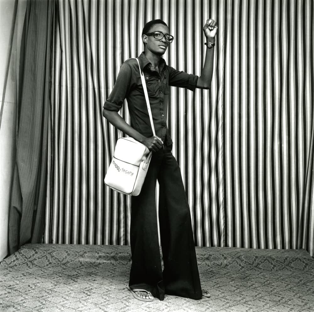 Malick Sidibé, Jeune homme avec pattes d'éléphant, sacoche et montre, 1979