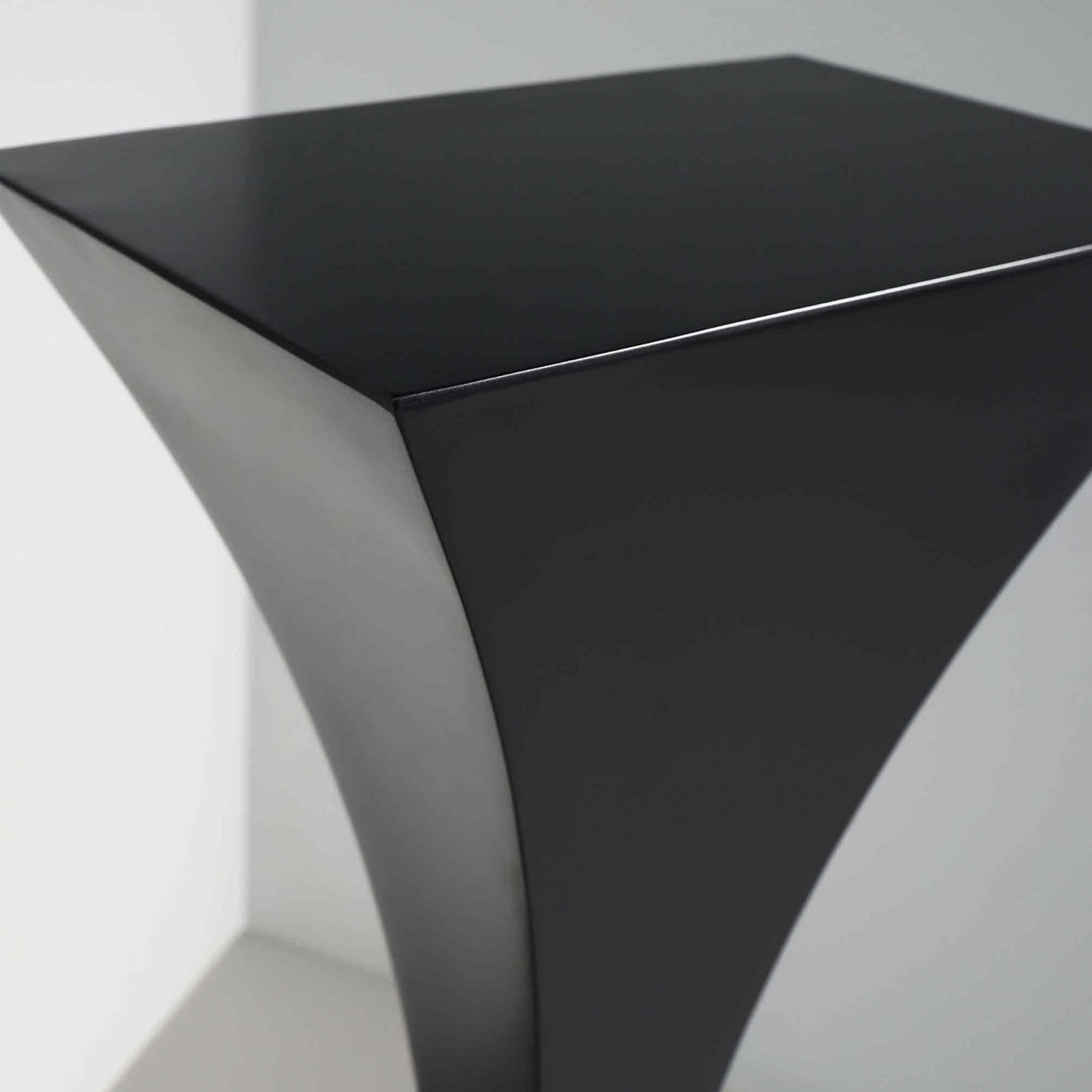 Tom Faulkner, Capricorn Plinth