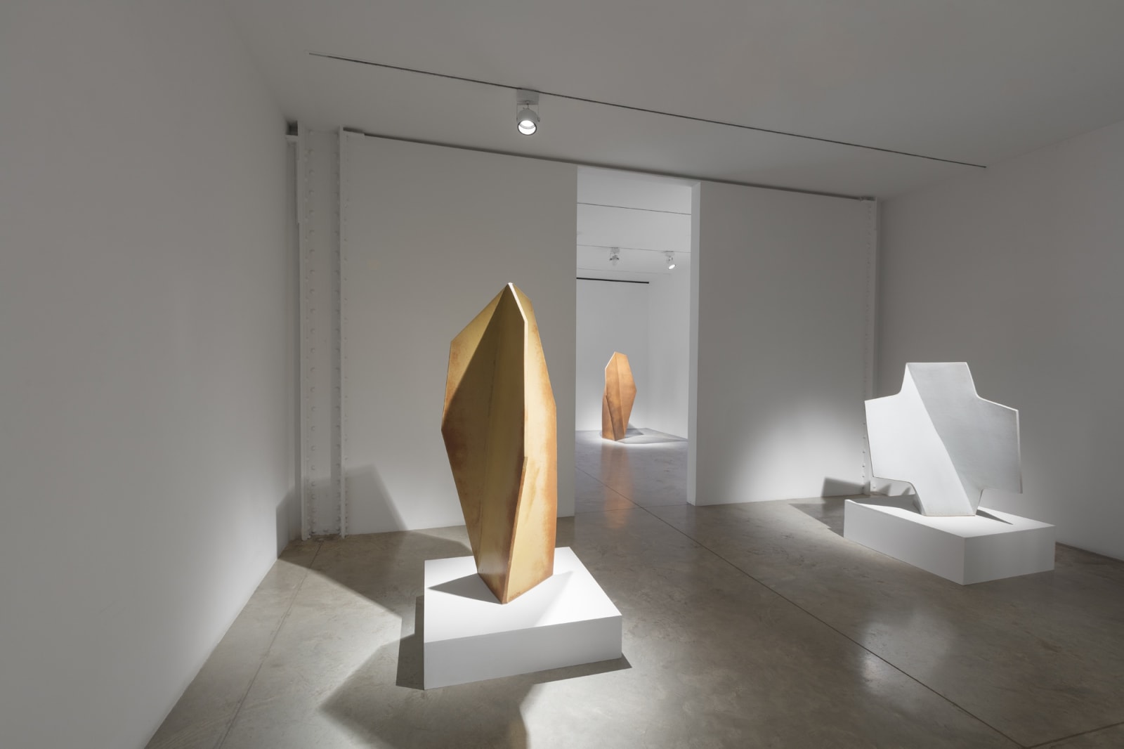 John Mason: Sculpture. Installation View. November 30, 2017 - January 13, 2018. albertz benda, New York.