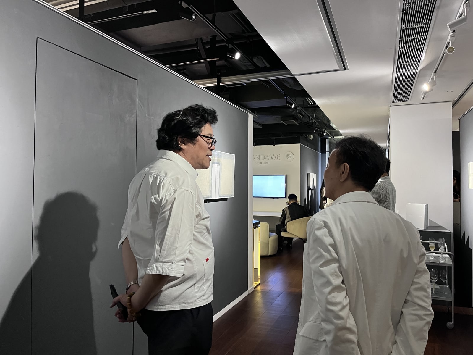 藝術家金日龍與來賓一起交談 Artist Jin Rilong havs a conversation with guests