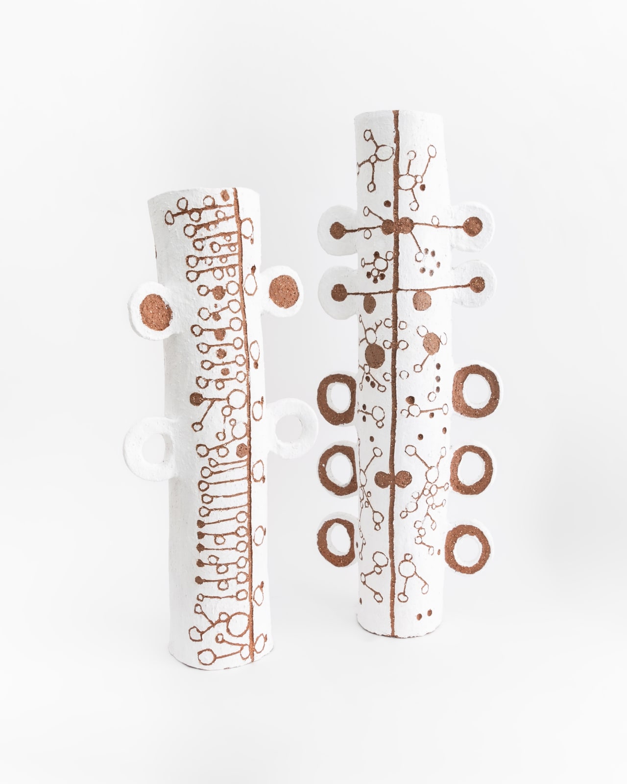 Naomi Hobson, Wiimmu: Red Ant, terracotta, white slip, sgraffito technique, 49.5 x 19 x 9 cm