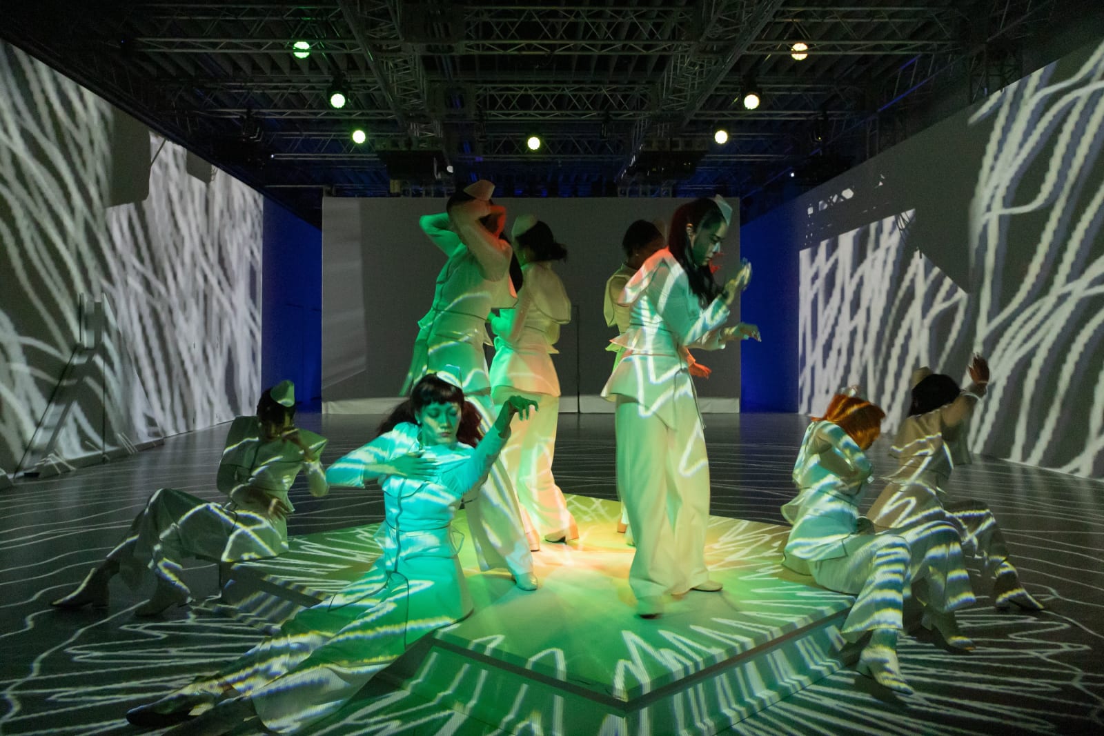 Immersive Experience “Syn : Unfolded Horizon of Bodily Senses” , Rhizomatiks / Japan