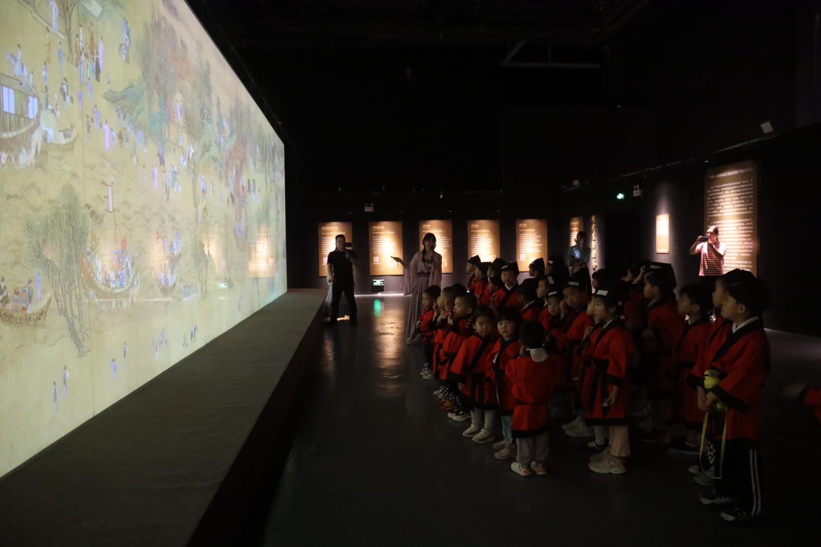 Entire Dynamic AI Scroll of the Qingming Shanghe Tu, Guangxi Nanning JuXiang Digital Technology Co., Ltd. / The Mainland