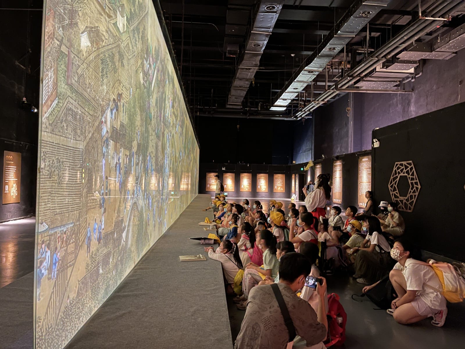 Entire Dynamic AI Scroll of the Qingming Shanghe Tu, Guangxi Nanning JuXiang Digital Technology Co., Ltd. / The Mainland