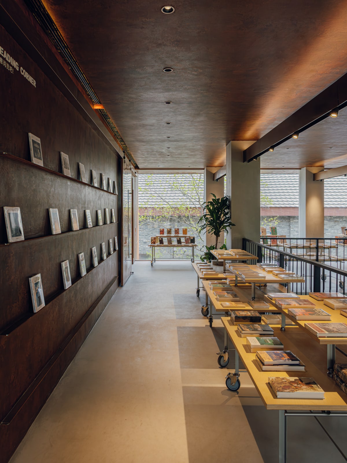 Xinhua bookstore · Deqing / Chinese Mainland, THE TRIANGLE.JP / Japan