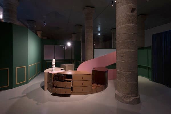 Guillermo Mora, THE CIRCULAR DESK, 2016