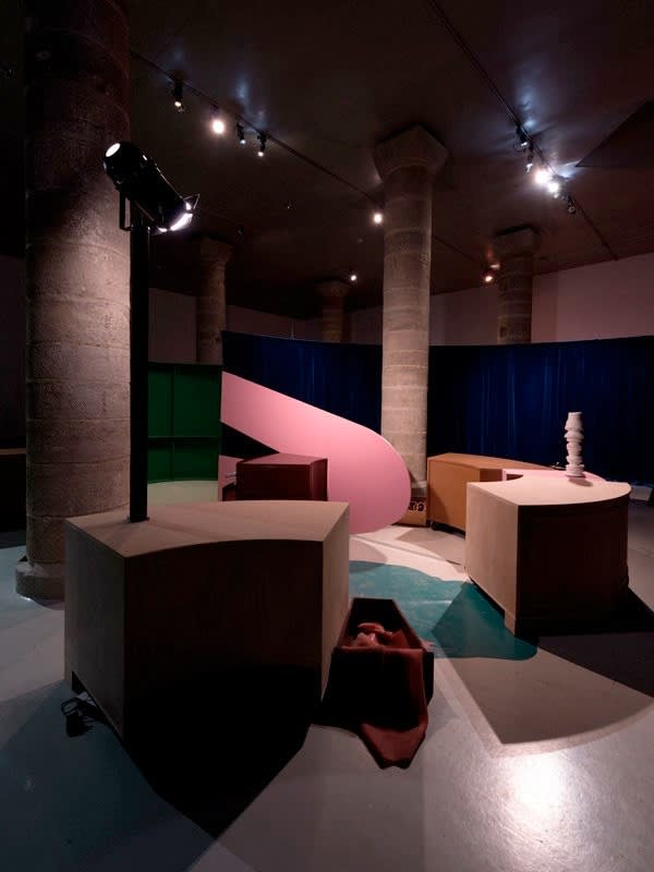 Guillermo Mora, THE CIRCULAR DESK, 2016