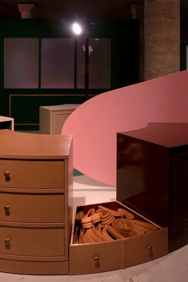 Guillermo Mora, THE CIRCULAR DESK, 2016