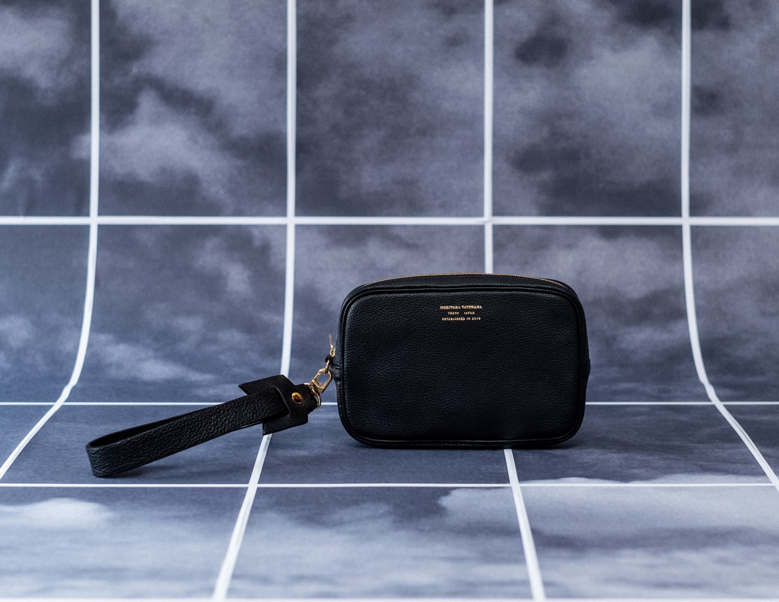〈42〉HAND-STRAP BAG S, BLACK, 2019