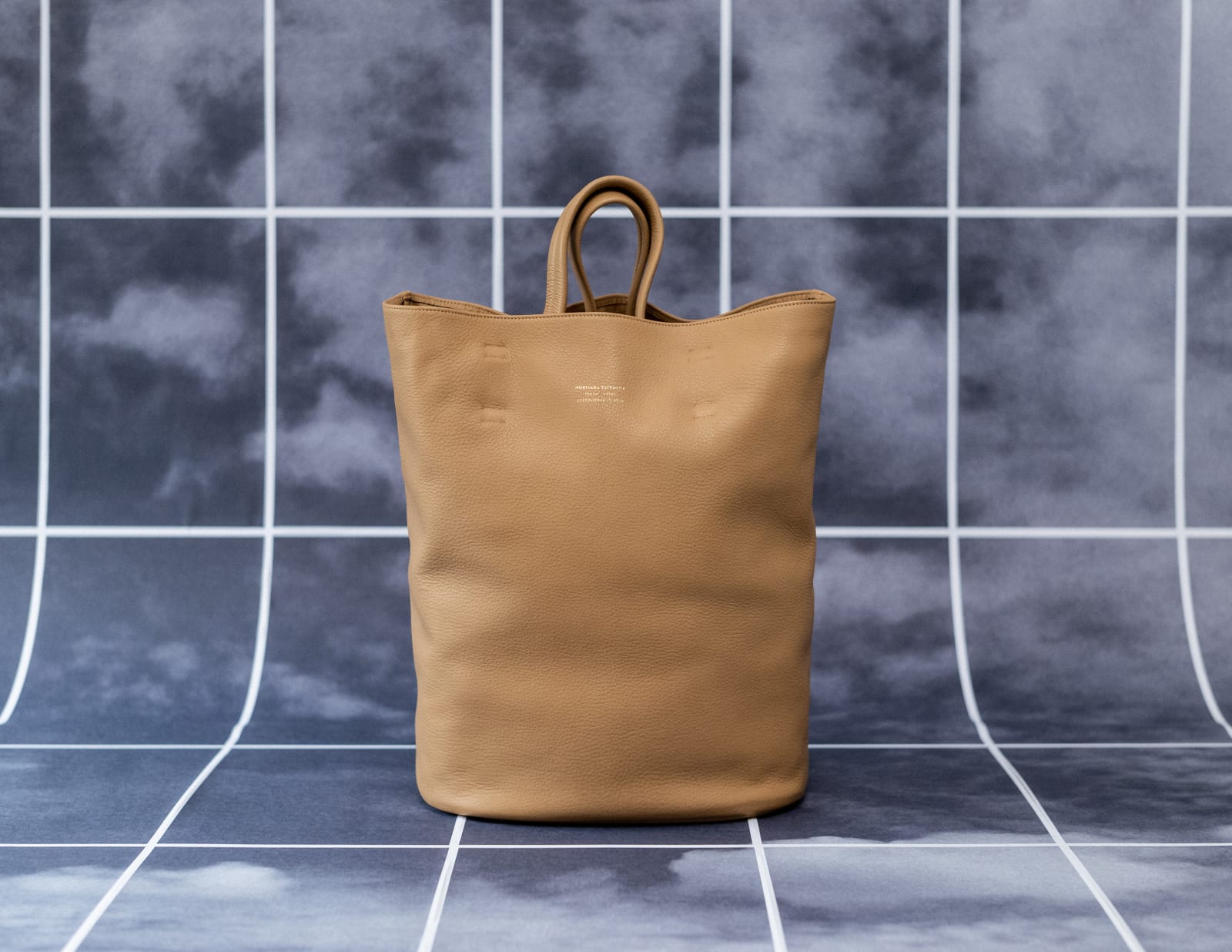 〈34〉BUCKET TOTE BAG, CAMEL, 2019