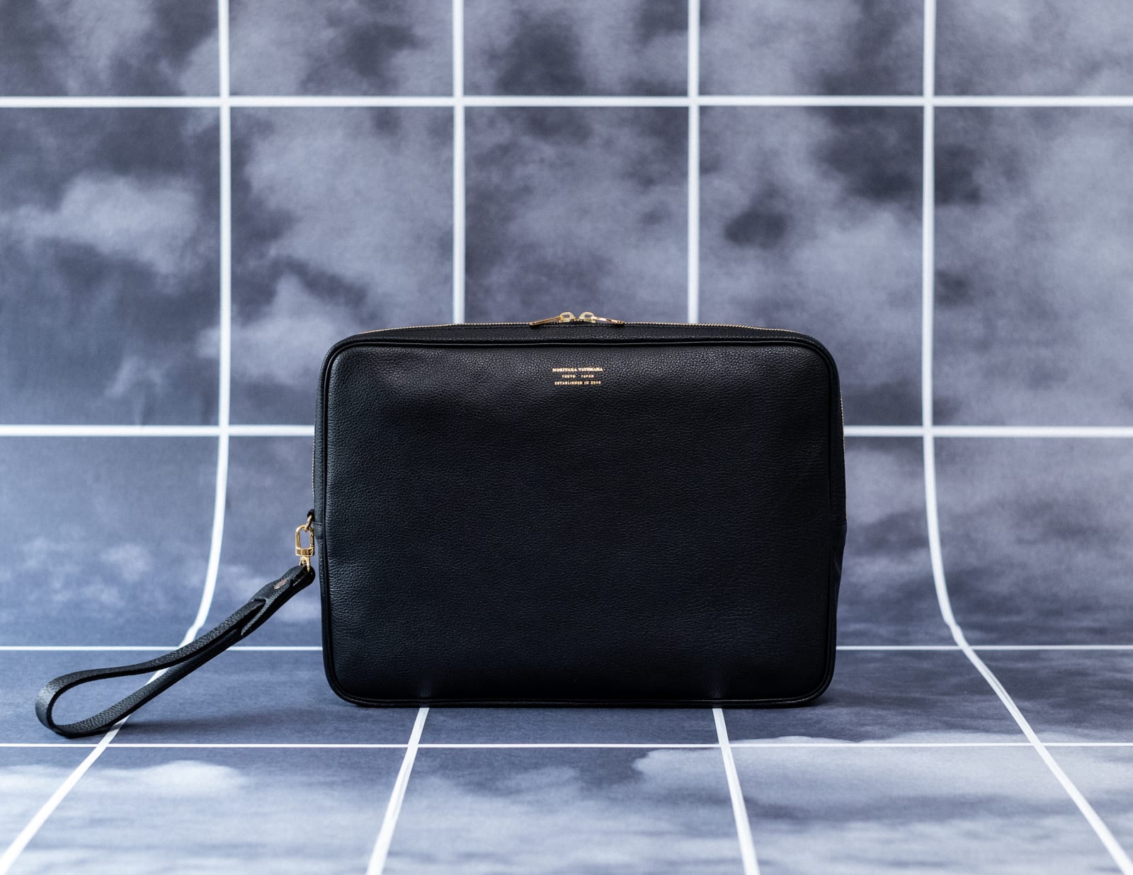 〈43〉HAND-STRAP BAG L, BLACK, 2019