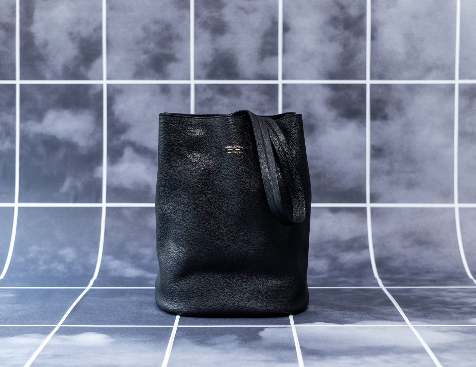 〈33〉BUCKET TOTE BAG, BLACK, 2019