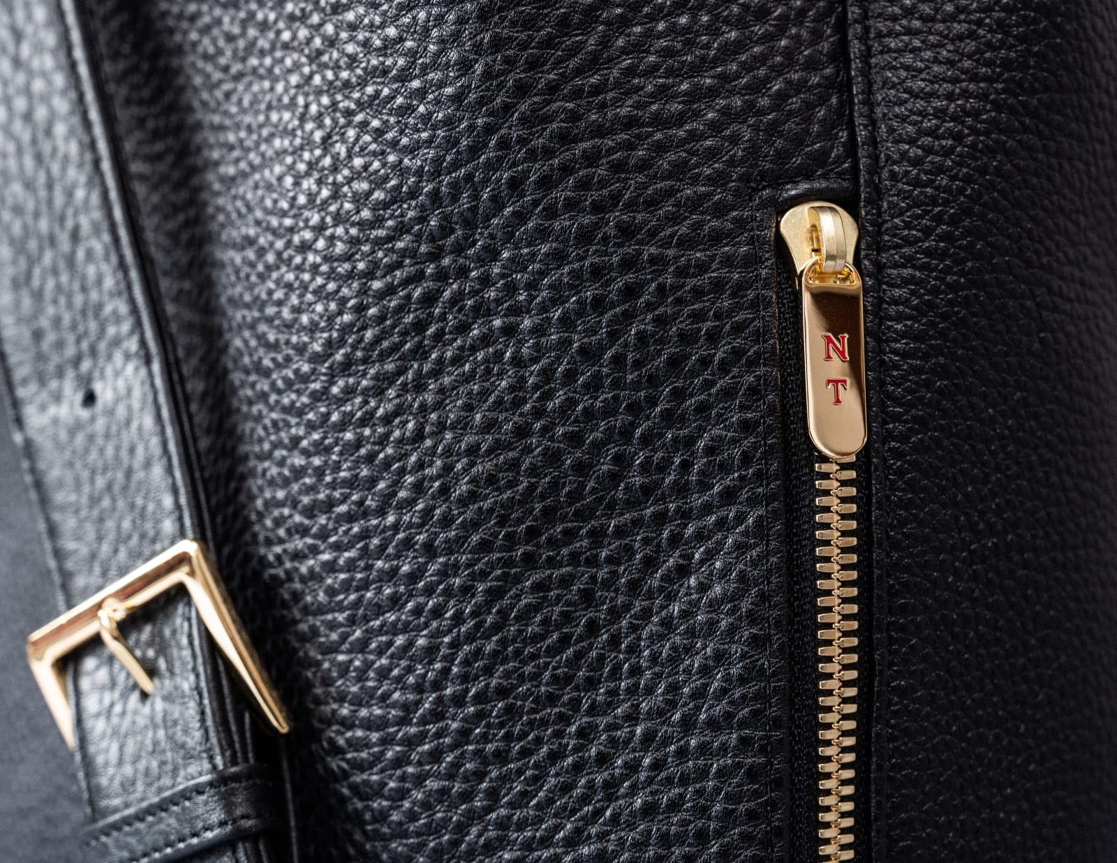 〈35〉BUCKET BACKPACK, BLACK, 2019