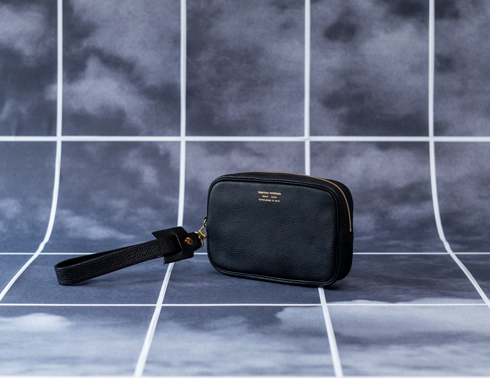 〈42〉HAND-STRAP BAG S, BLACK, 2019