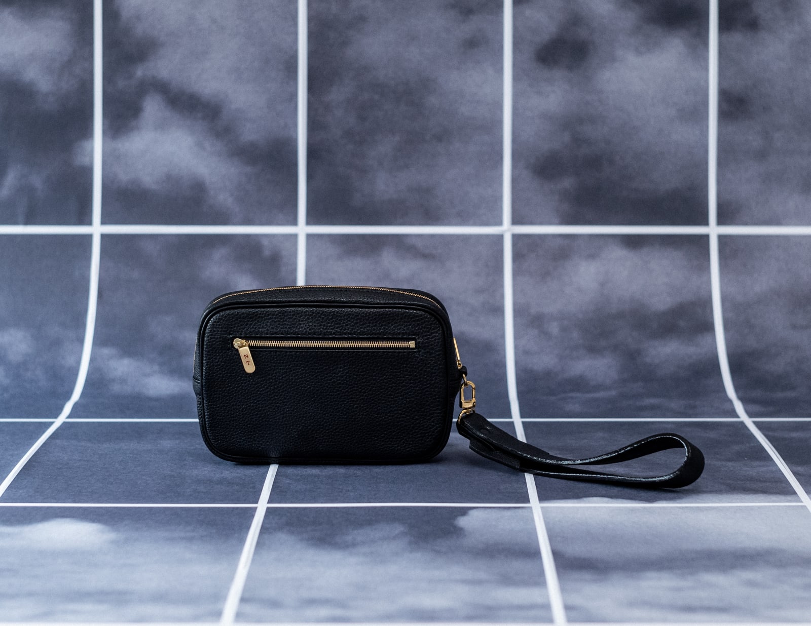 〈42〉HAND-STRAP BAG S, BLACK, 2019