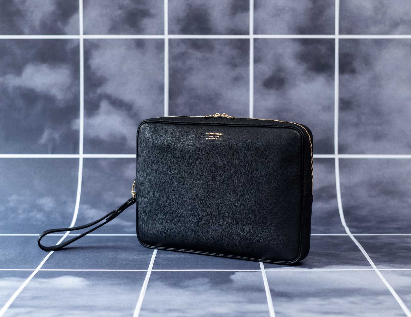 〈43〉HAND-STRAP BAG L, BLACK, 2019