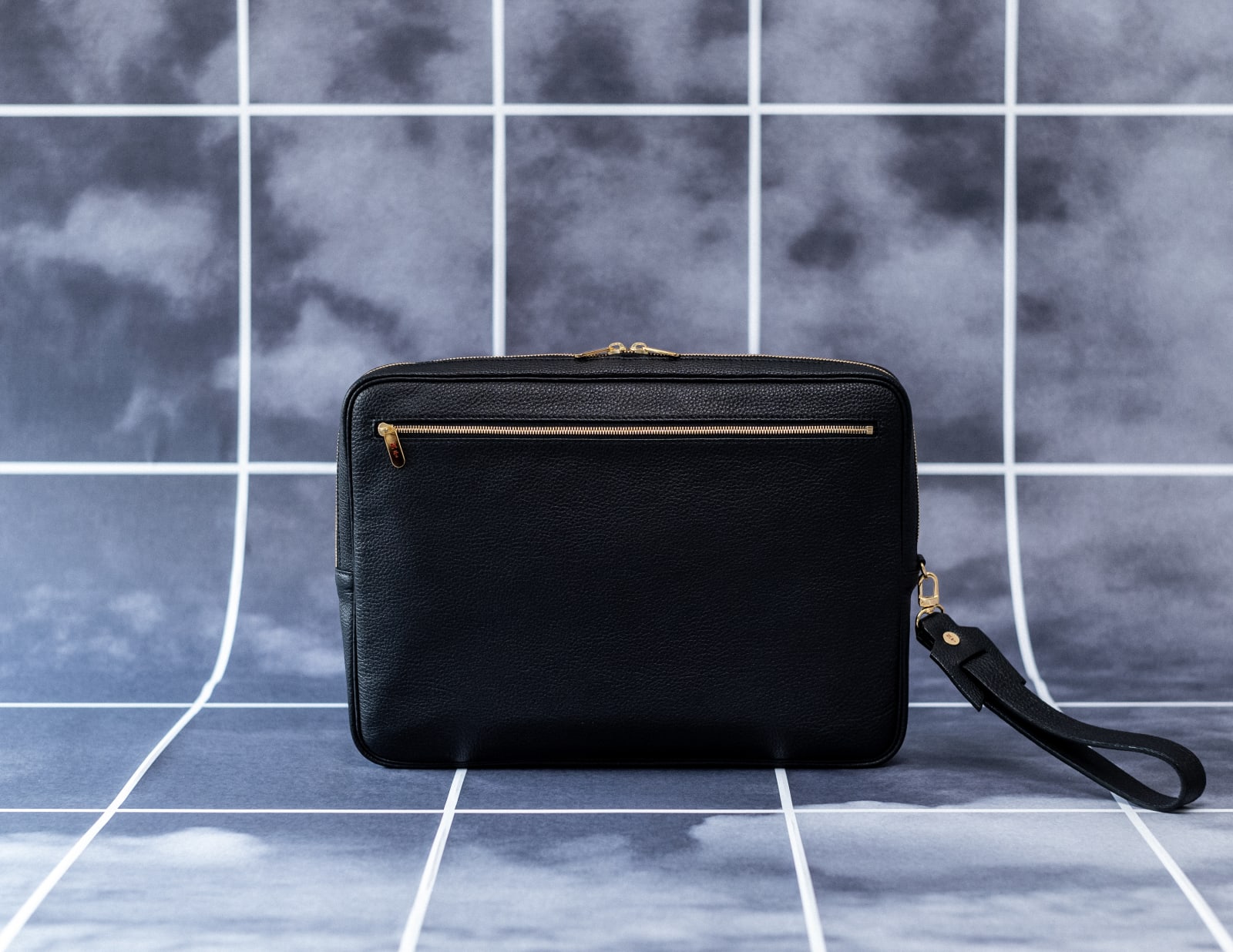 〈43〉HAND-STRAP BAG L, BLACK, 2019