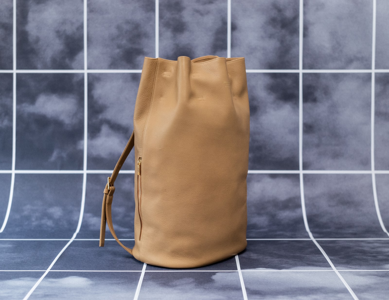 〈36〉BUCKET BACKPACK, CAMEL, 2019