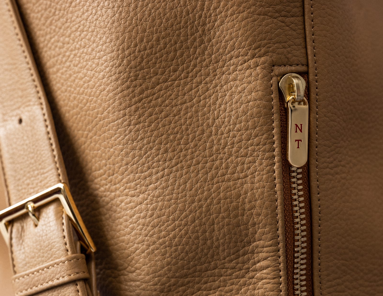 〈36〉BUCKET BACKPACK, CAMEL, 2019