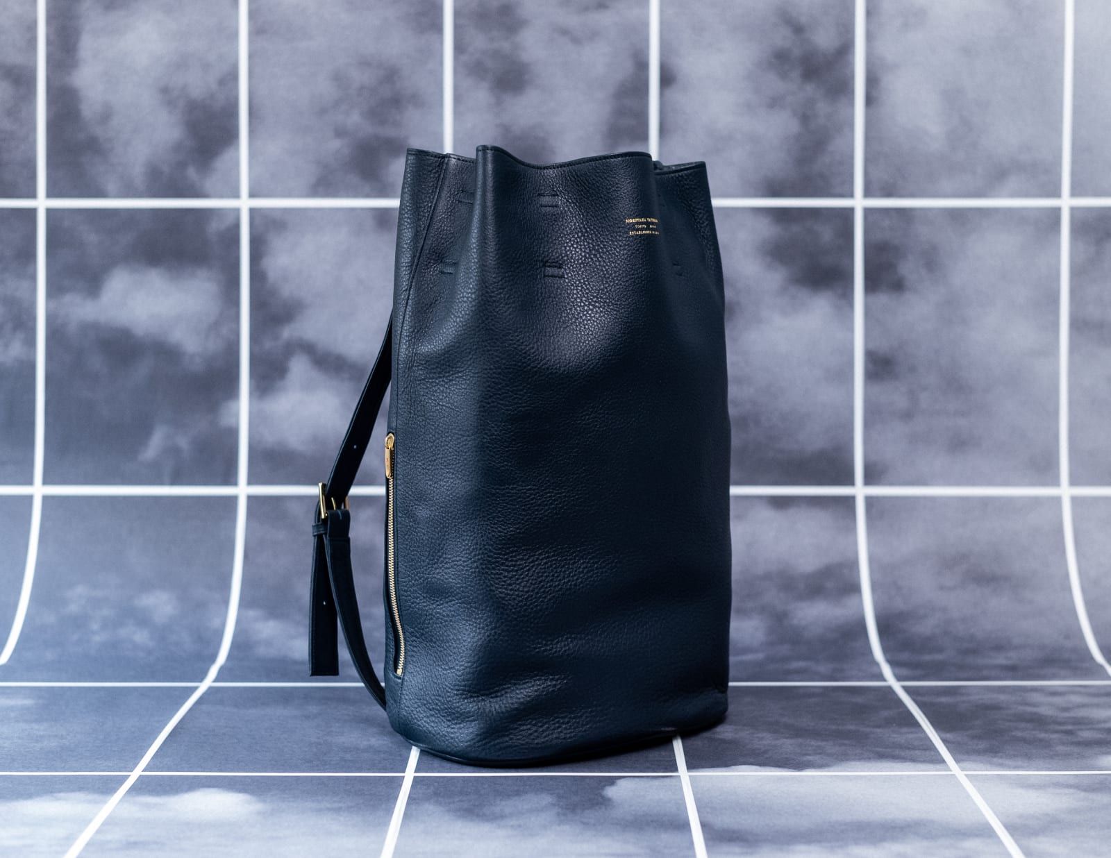 〈37〉BUCKET BACKPACK, NAVY, 2019