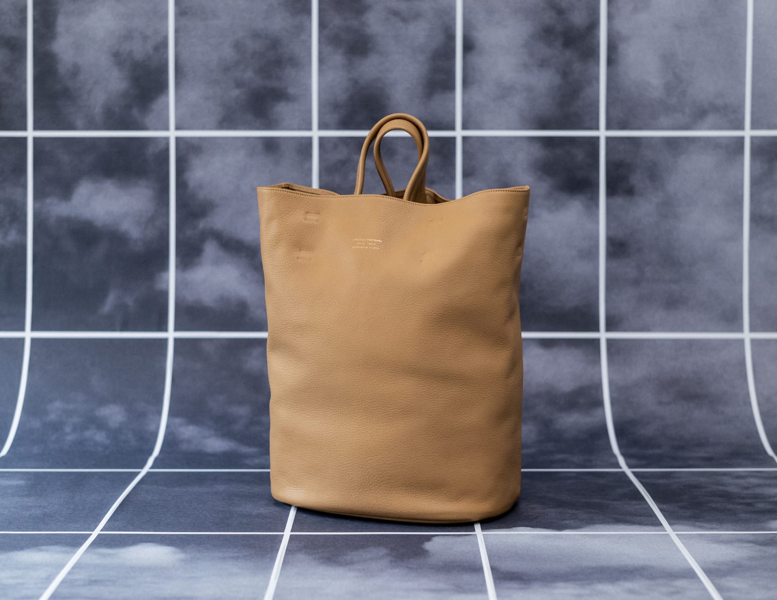 〈34〉BUCKET TOTE BAG, CAMEL, 2019