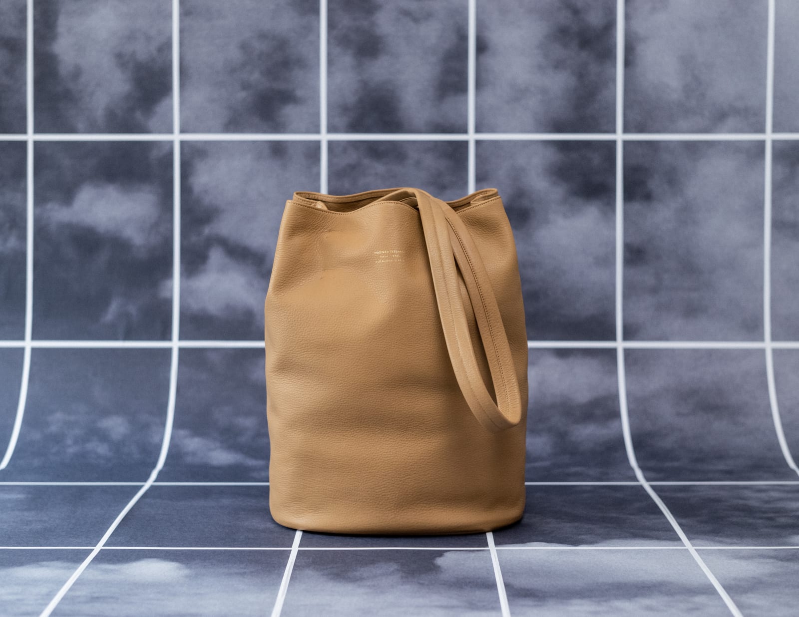 〈34〉BUCKET TOTE BAG, CAMEL, 2019