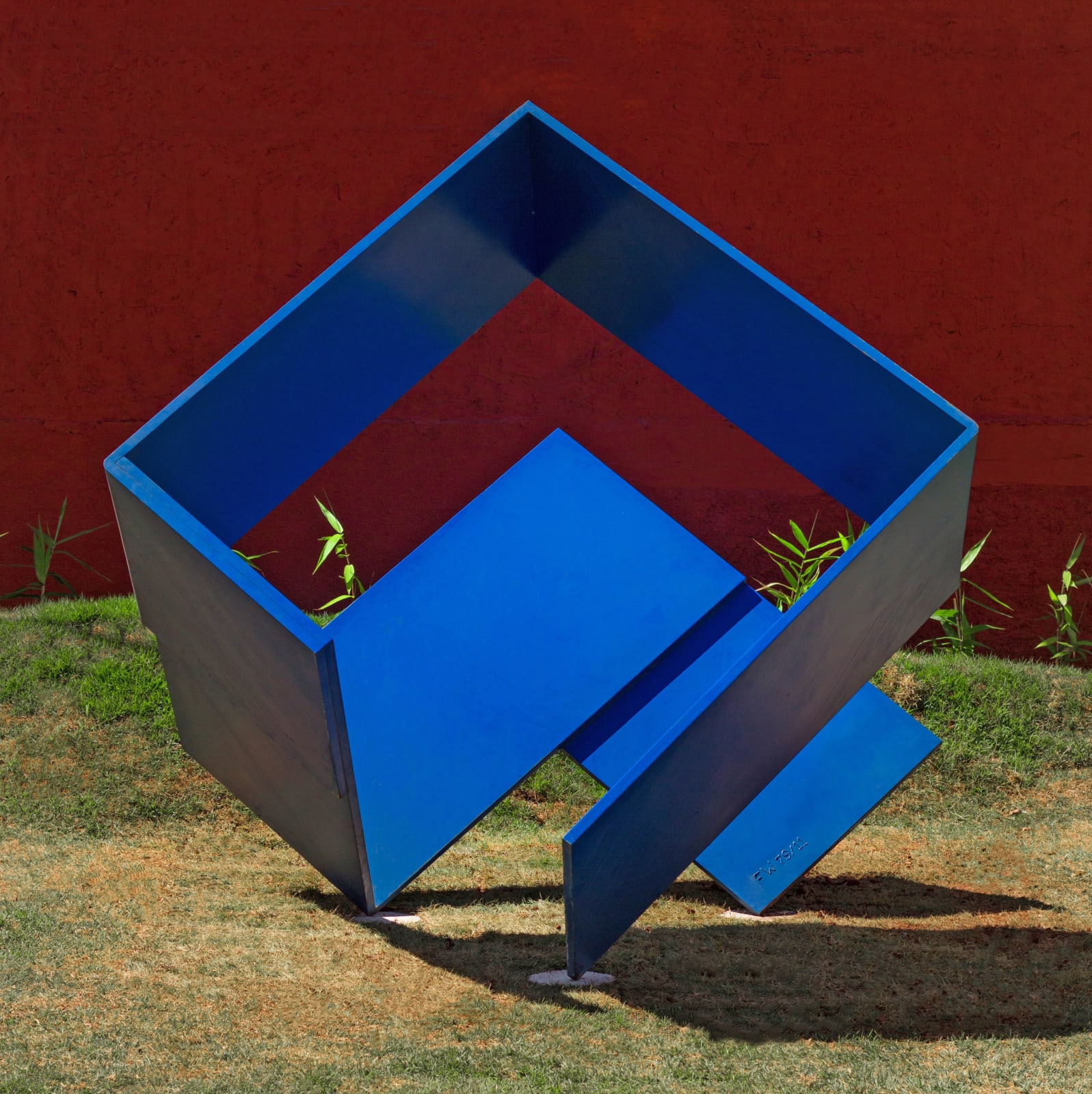 Franz Weissmann, Cubo em cantoneiras azul, 1978-2011