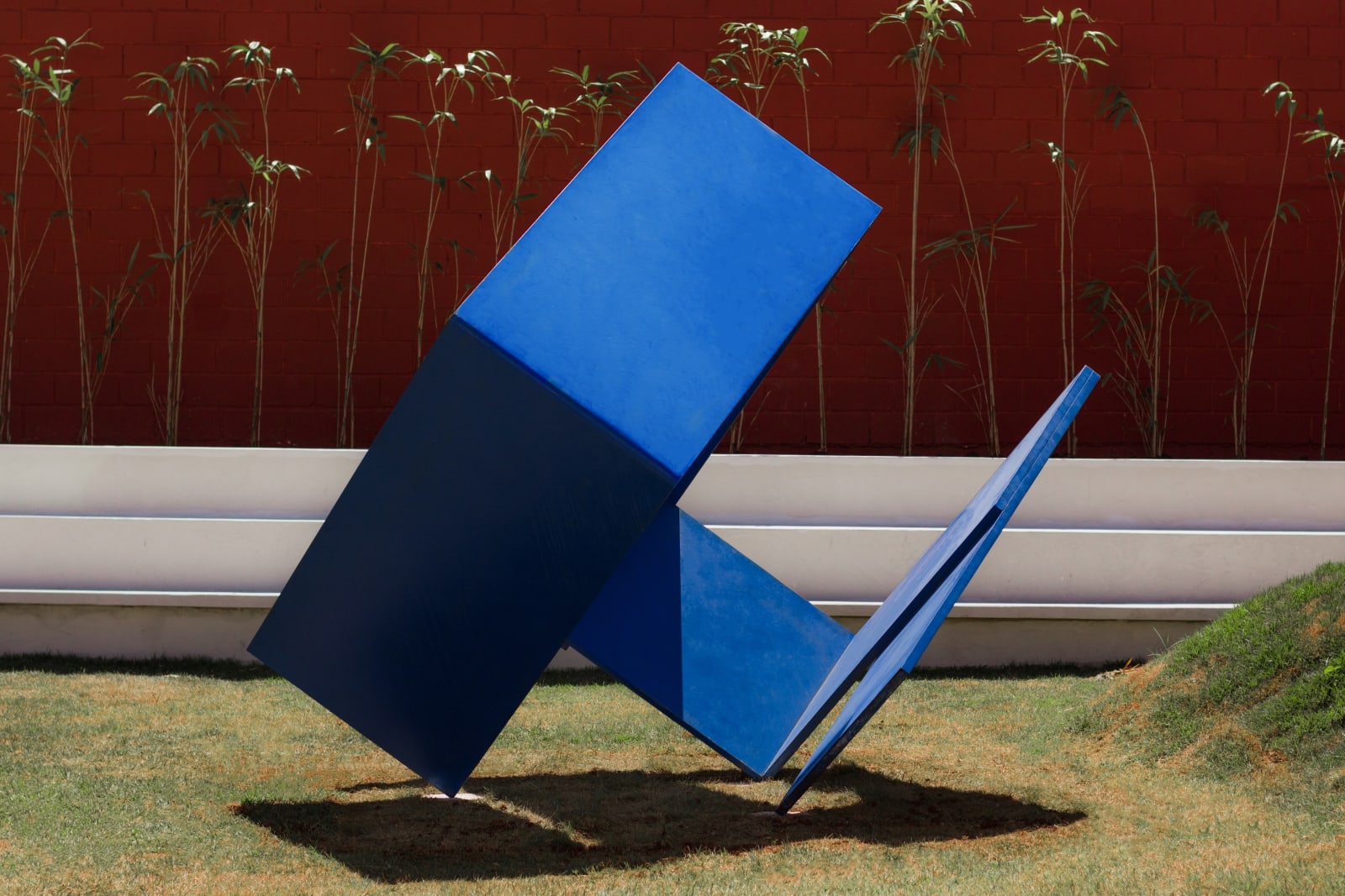 Franz Weissmann, Cubo em cantoneiras azul, 1978-2011