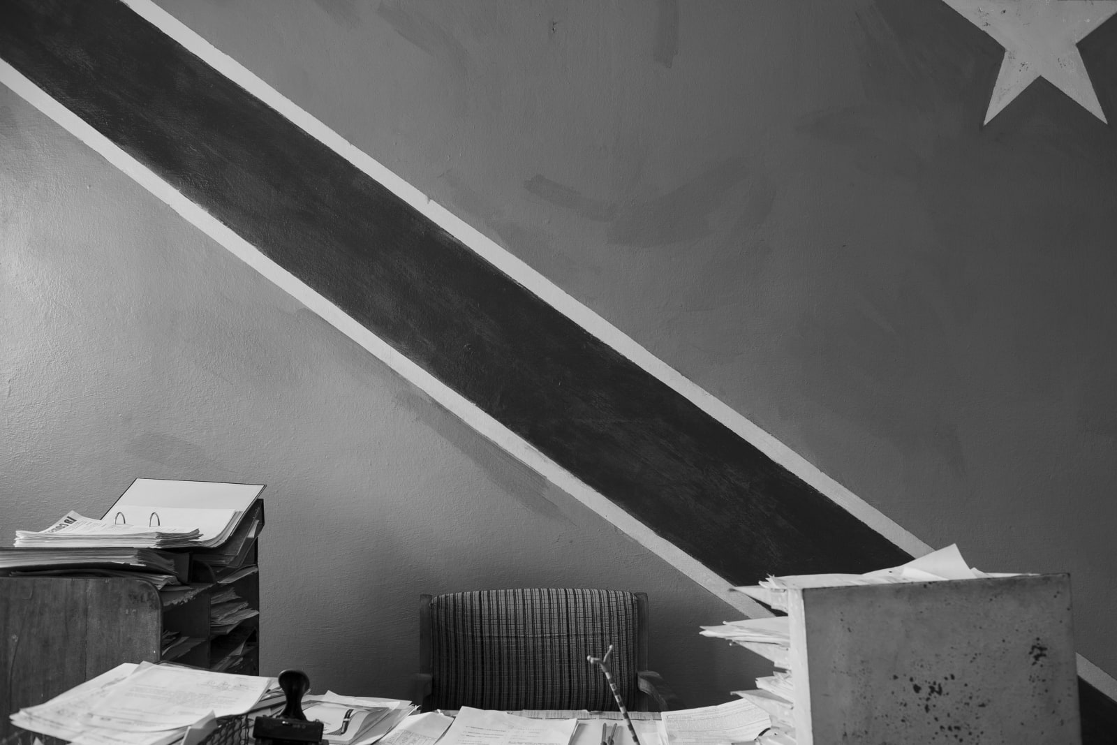Guy Tillim, Democratic Republic of Congo flag painted on an administrative office wall, Likasi, 2007