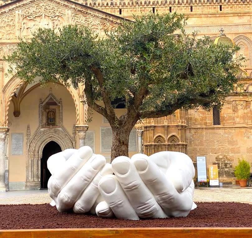 Lorenzo Quinn, Give (102.4 cm)