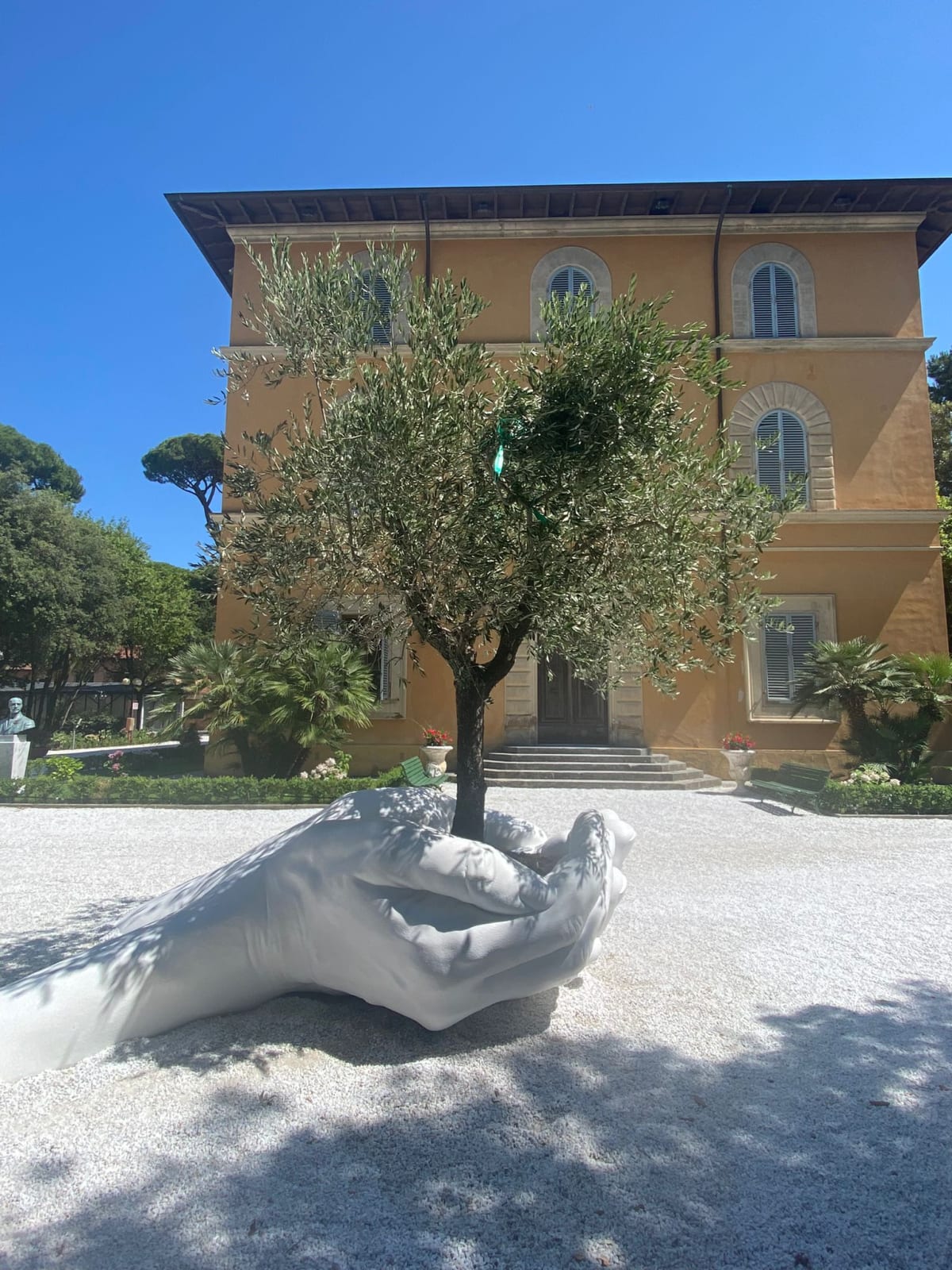 Lorenzo Quinn, Give (102.4 cm)