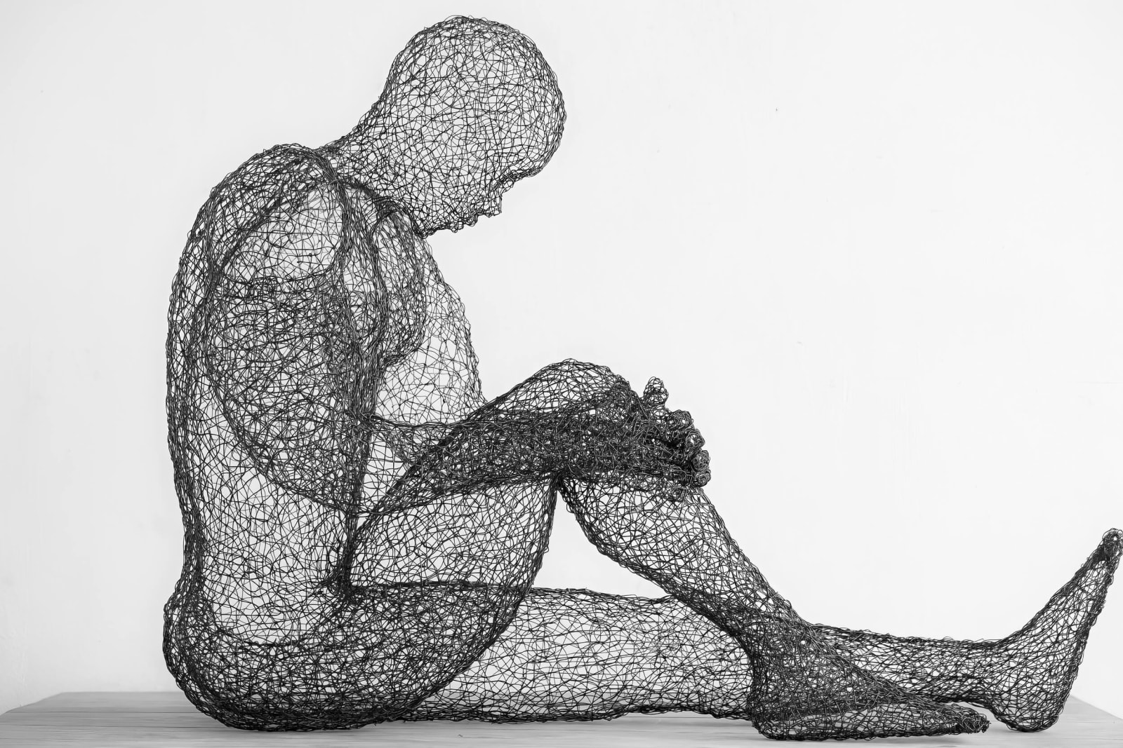 Rémy Samuz - Le Penseur 2 b - 2023 - 90cm H x 64cm L x 124cm P - Iron wire weaving