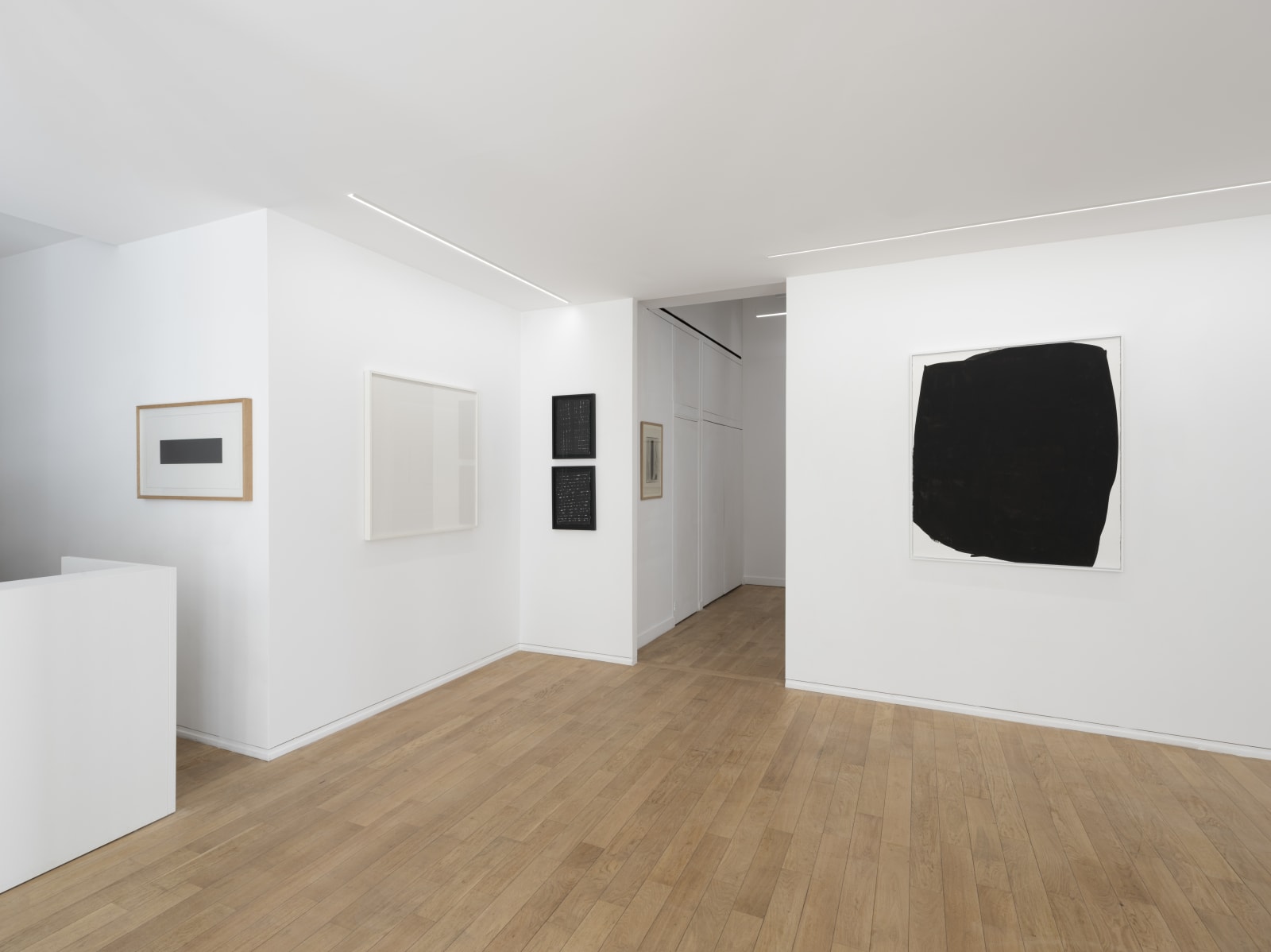 Vue de l'exposition "ON PAPER" Crédits photo : Origins Studio