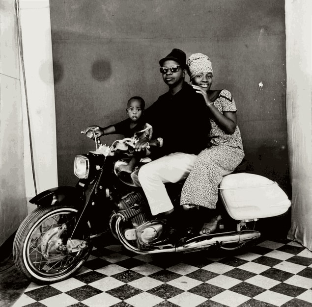 Malick Sidibé, La famille en moto, 2001