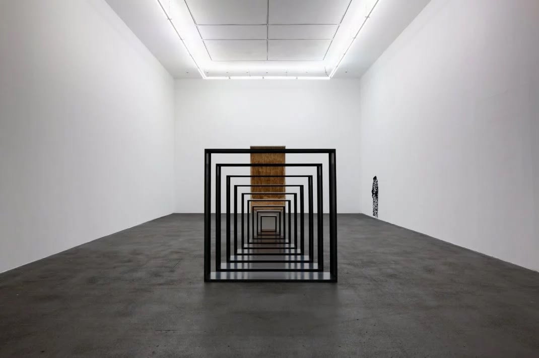 Veduta della mostra "Anarchitecture" di Gianni Pettena, Crac Occitanie - Sète, 2024. "Archipensiero", 2009-2024. Rafia, legno. Produzione Crac Occitanie. Courtesy dell'artista e Galerie Salle Principale, Parigi. Foto: Aurélien Mole.