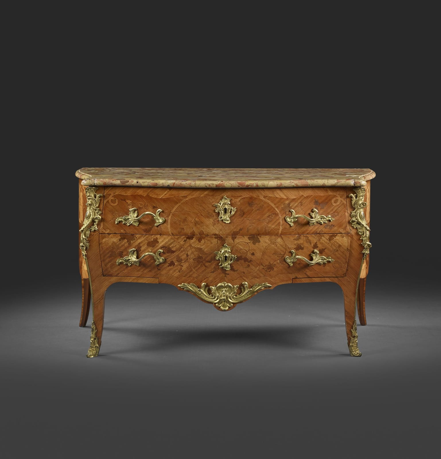 François RÜBESTÜCK (1722-1785), Commode LOUIS XV aux bronzes couronnés d'un C, 18 ème