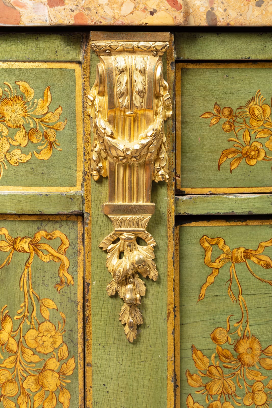 Charles Topino (1742-1803), Commode 1/2 lune en vernis parisien, 18 ème