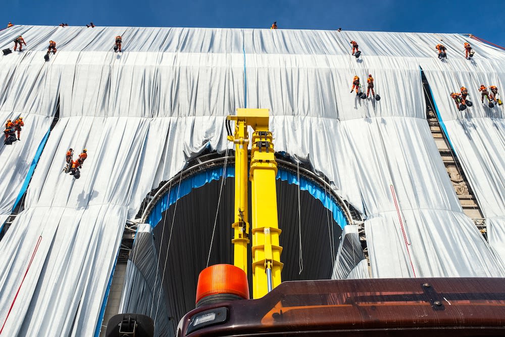 ROPES ARE BEING INSTALLED TO SECURE AND CONTOUR THE FABRIC ON THE ARC DE TRIOMPHE PARIS, SEPTEMBER 13, 2021. PHOTO: LUBRI © 2021 CHRISTO AND JEANNE-CLAUDE FOUNDATION