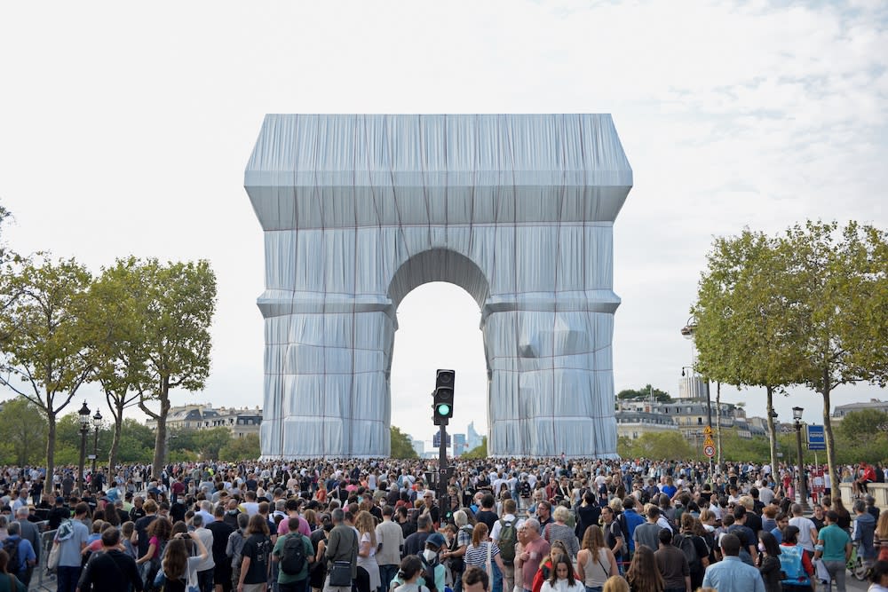 CHRISTO AND JEANNE-CLAUDE L'ARC DE TRIOMPHE, WRAPPED, PARIS, 1961-2021. PHOTO BENJAMIN LOYSEAU © 2021 CHRISTO AND JEANNE-CLAUDE FOUNDATION