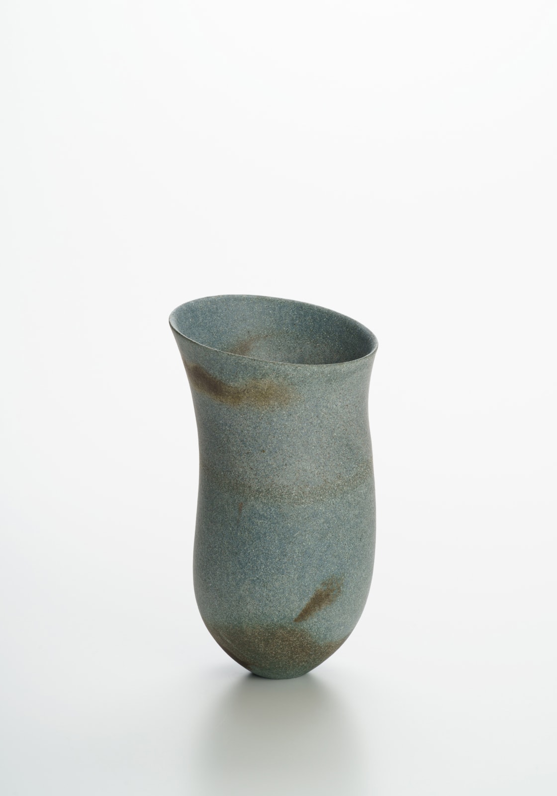 ジェニファー・リー, Blue, haloed olive traces, granite band, tilted, 2021